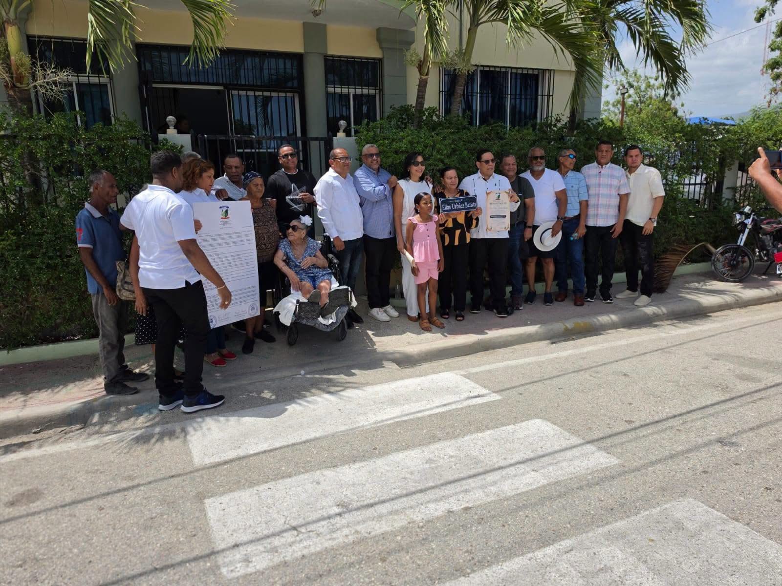 Alcaldía de Mella entrega resolución y reconocimiento póstumo familiares de Don Elías Urbáez Batista.